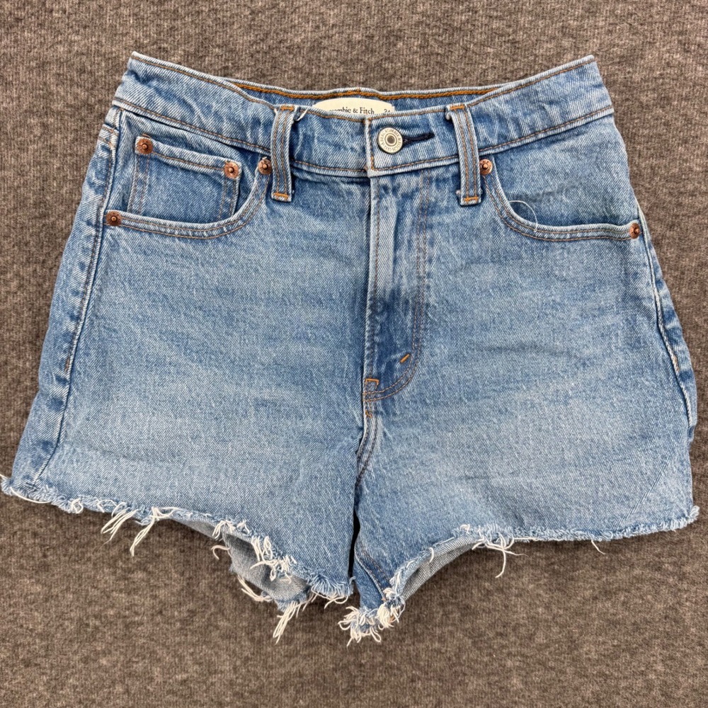 Abercrombie & Fitch The 90s Relaxed Cutoff Short High Rise Light Wash 24 Frayed
